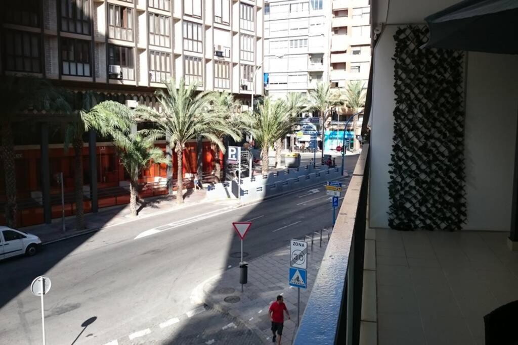 Espacioso y céntrico piso con zona chill-out Alicante Exterior foto